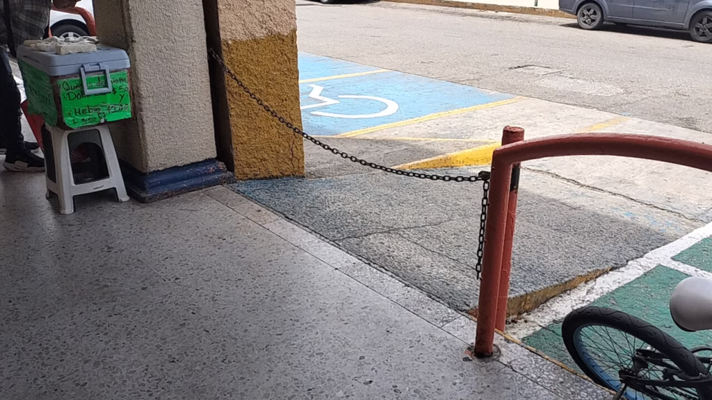 Rampa de acceso peatonal construida para facilitar la movilidad en un espacio urbano.