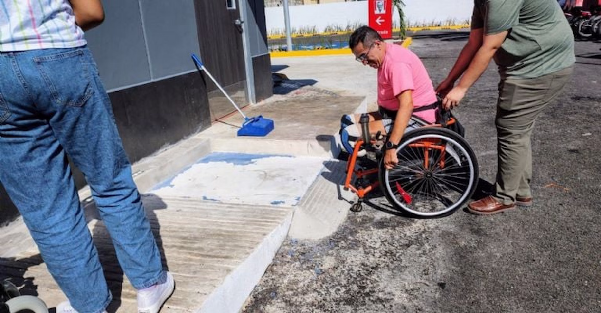 Rampa de acceso diseñada para facilitar el desplazamiento de personas usuarias de silla de ruedas y con movilidad reducida.