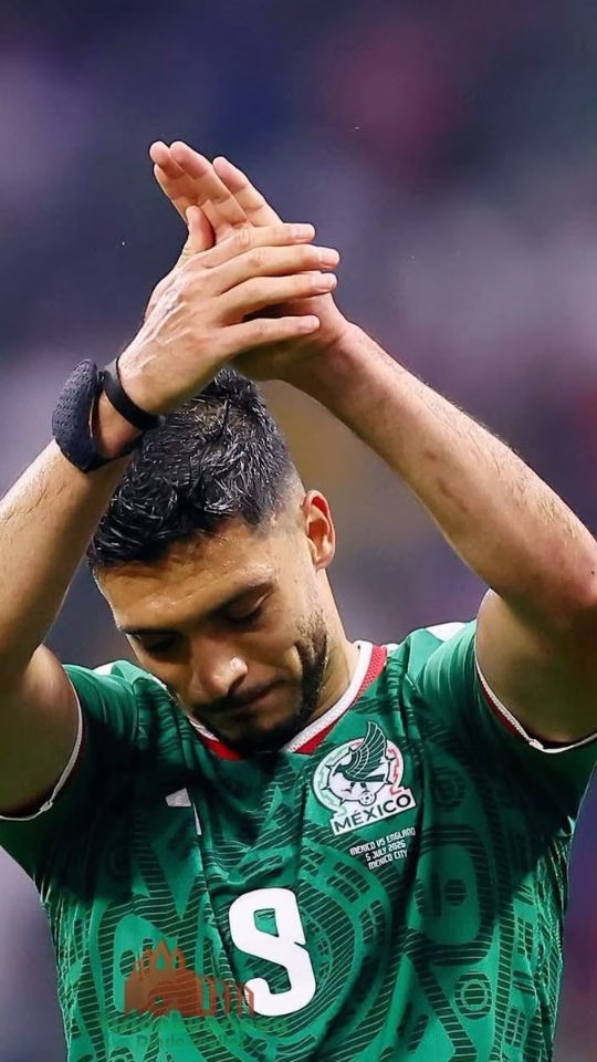 Raúl Jiménez agradece a la afición del Azteca durante el Mundial 2026, después de perder contra Inglaterra.