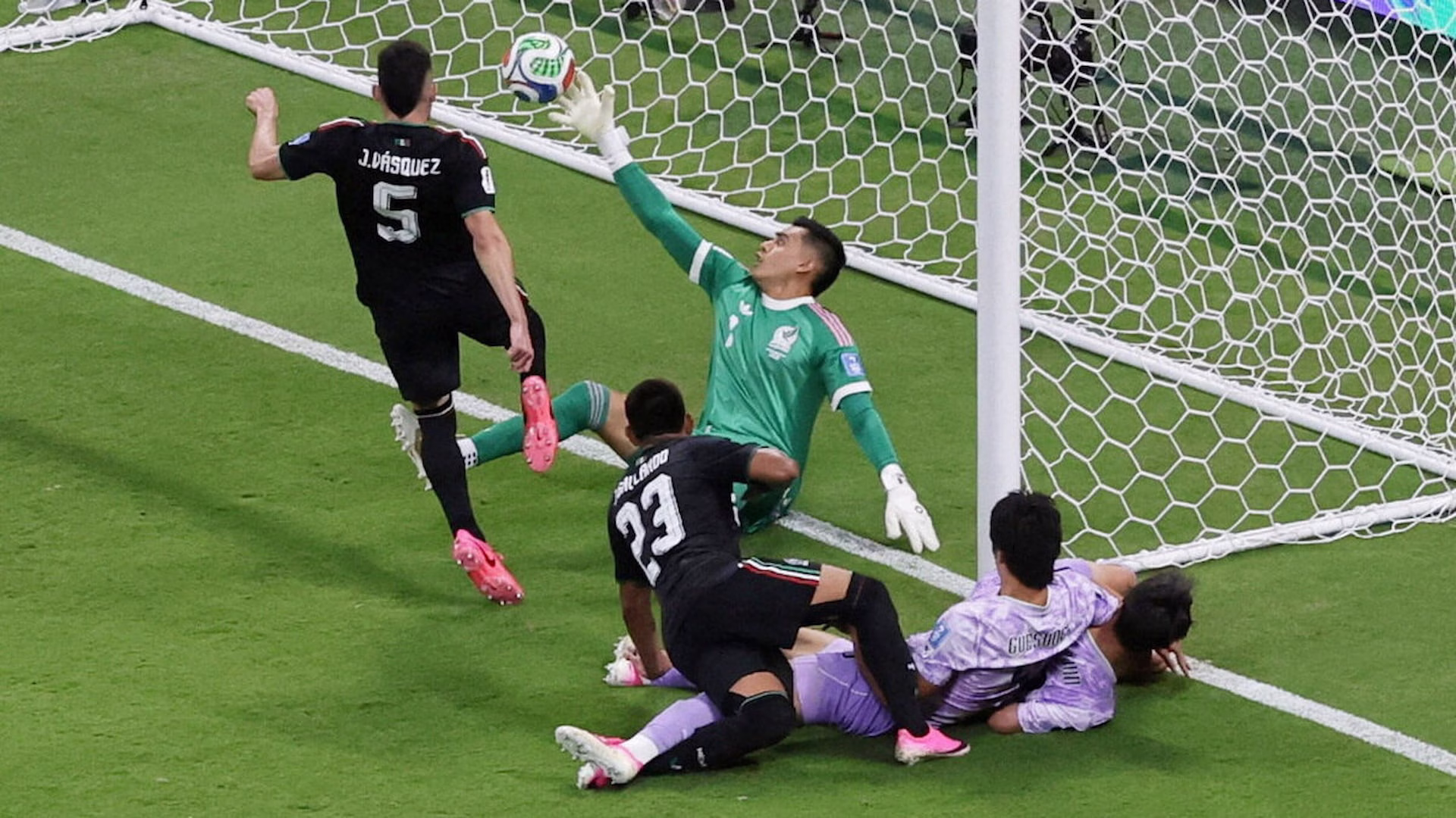 Raúl Tala Rangel defiende la portería de México durante un partido del Mundial 2026