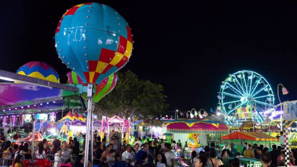 Visitantes disfrutan de las atracciones y juegos mecánicos durante una jornada de la Feria del Carmen de Playa del Carmen 2025.