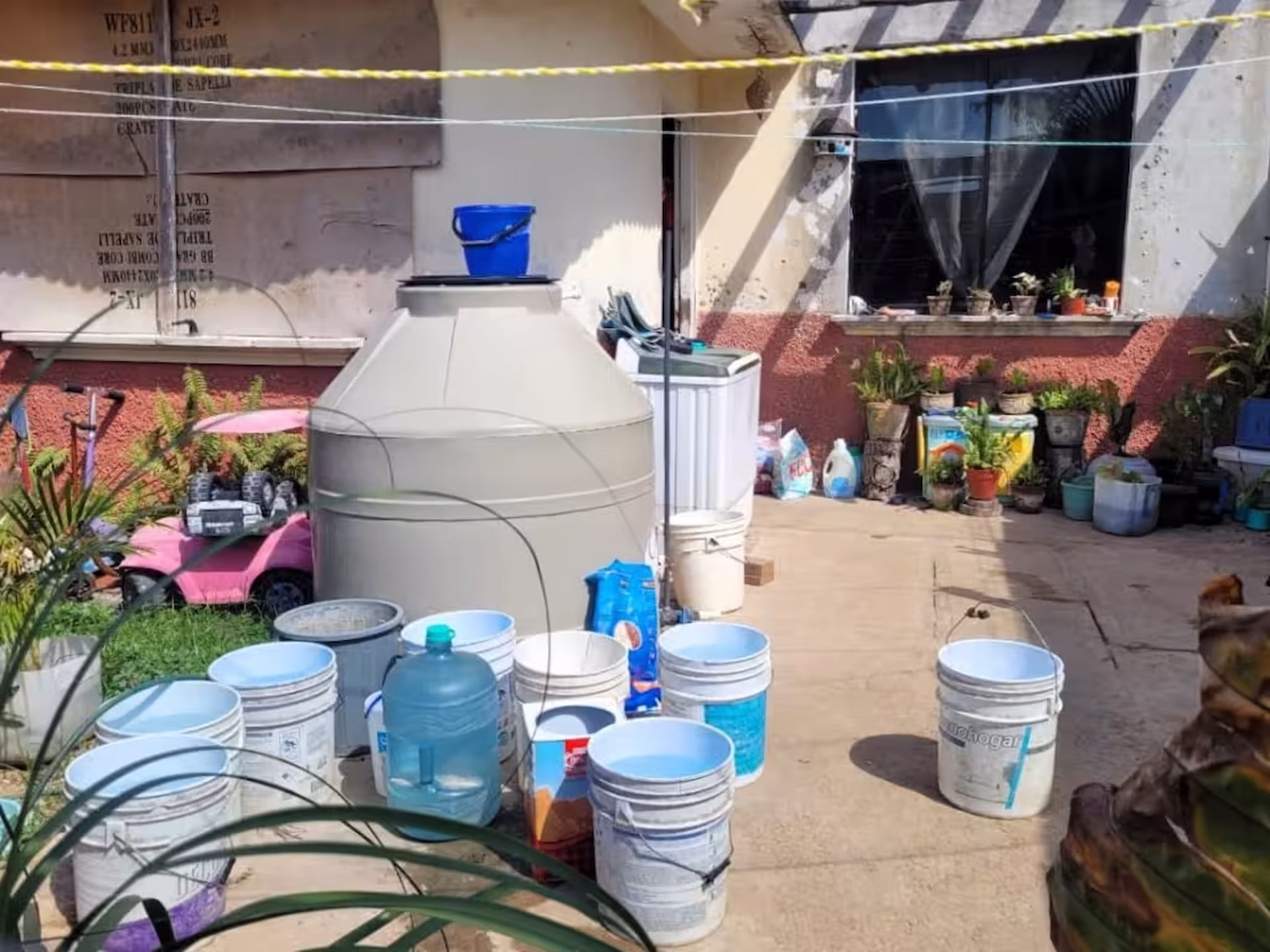 Cubetas y garrafones son utilizados ante la falta de agua en hogares de Cozumel