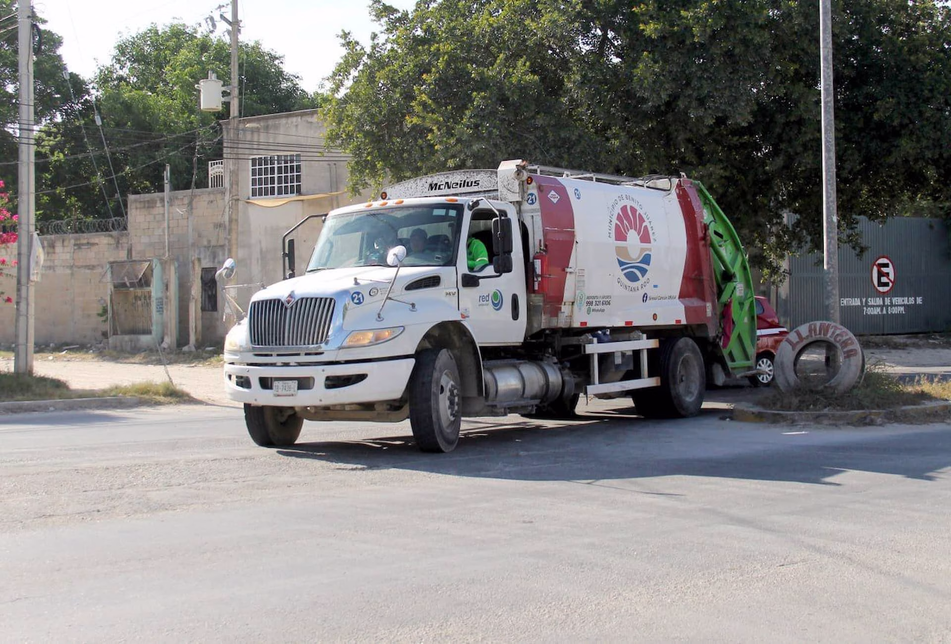 Unidad de recolección de residuos circula en Quintana Roo como parte del manejo diario de basura