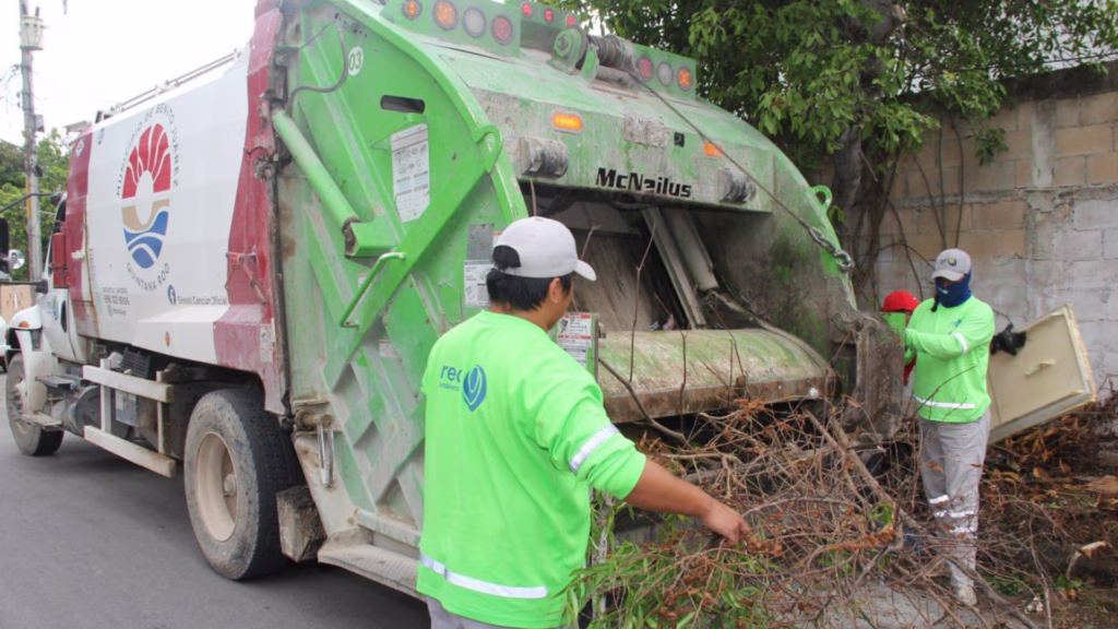 Camión recolector de basura durante labores de limpieza como parte de los servicios públicos en Cancún, Quintana Roo.