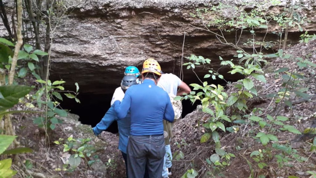 Equipo durante un recorrido en la Cueva de las Serpientes Colgantes de Kantemó.