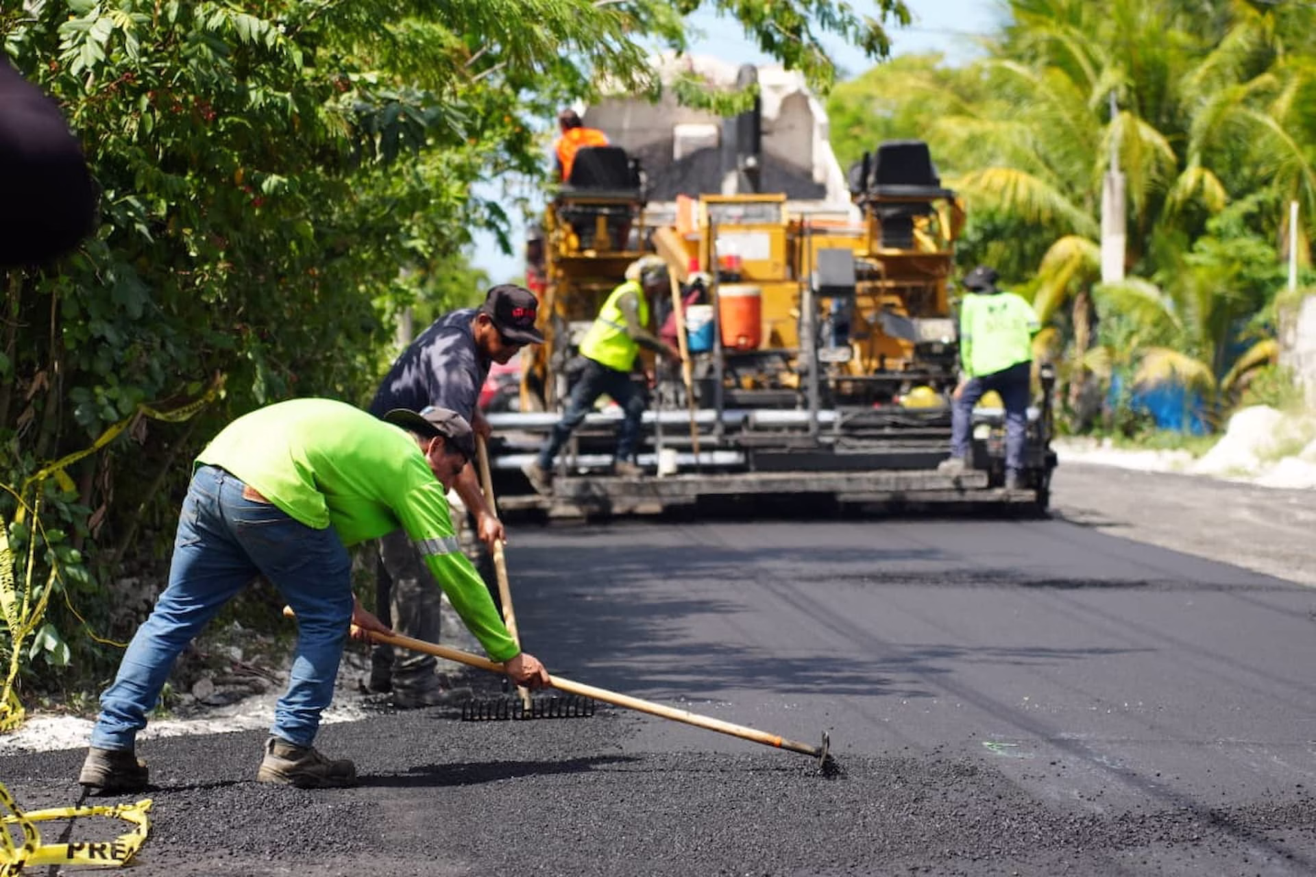 Personal realiza trabajos de mejoramiento urbano y reparación de calles en Cozumel