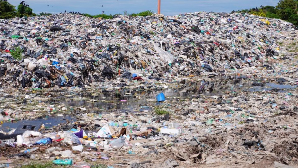 Residuos acumulados en el sitio de disposición final de Kantunilkín que recibe basura procedente de Holbox