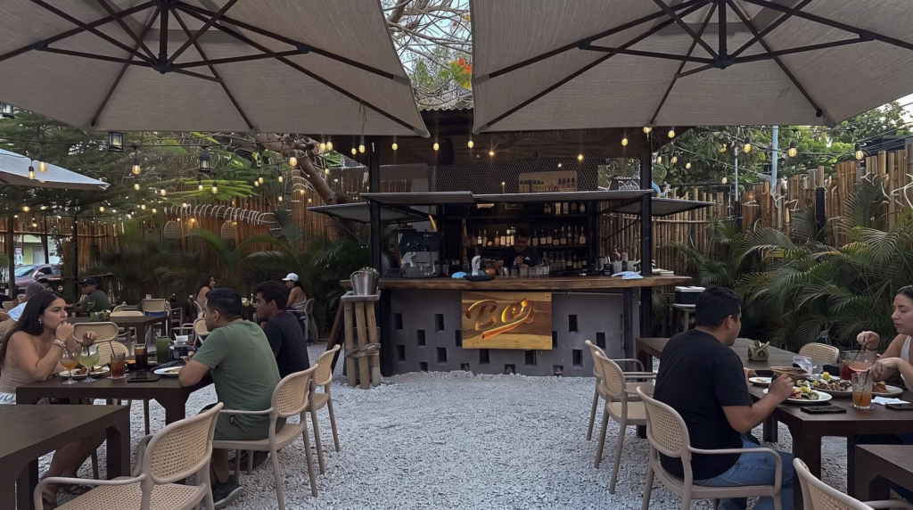 Restaurante de Playa del Carmen registra menor afluencia de clientes durante la temporada turística.