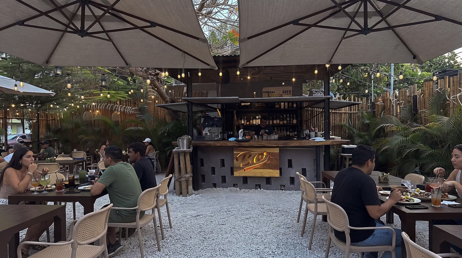 Restaurante de Playa del Carmen registra menor afluencia de clientes durante la temporada turística.