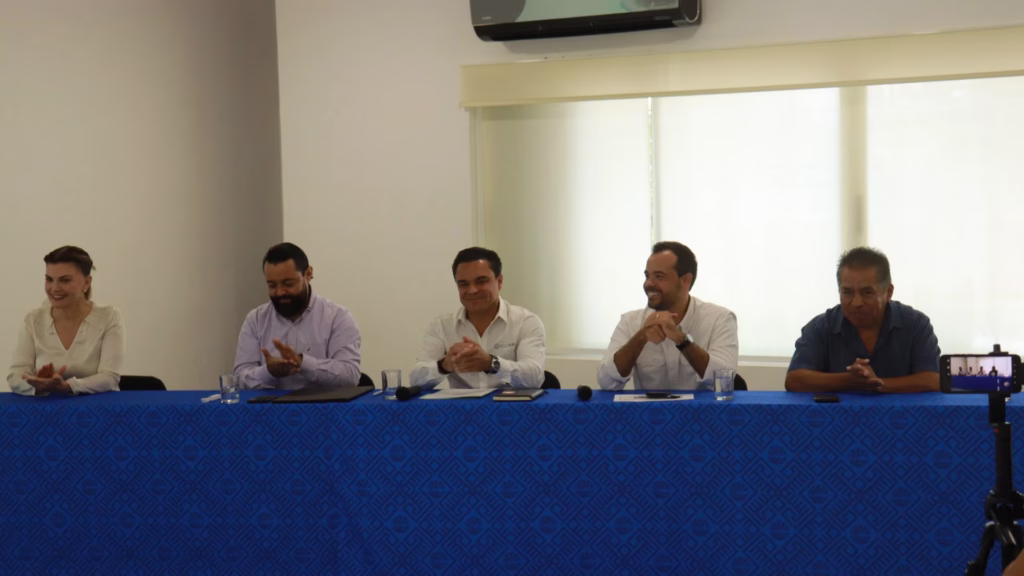 Representantes de organismos empresariales durante una reunión de trabajo en Quintana Roo.
