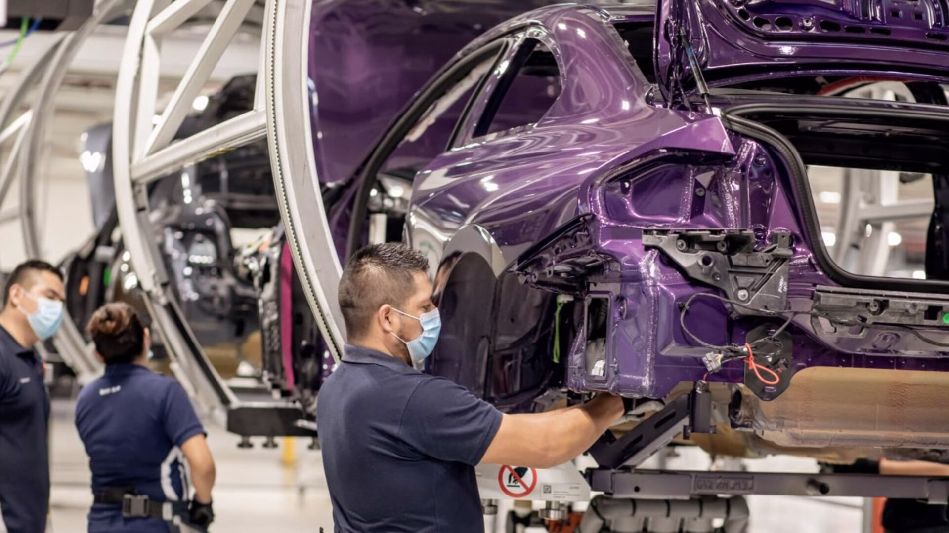 Trabajadores ensamblan un vehículo en una planta automotriz de México, uno de los sectores expuestos durante la revisión del T-MEC.
