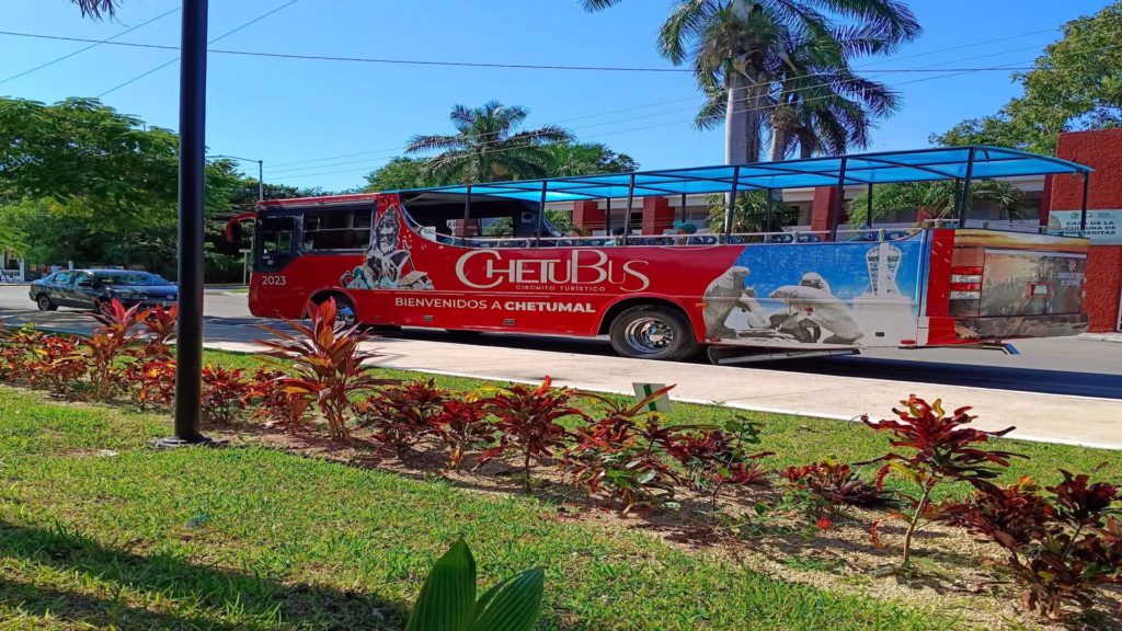 Autobús de transporte turístico circula en Quintana Roo, actividad expuesta al costo de vehículos, autopartes, combustibles y equipamiento.
