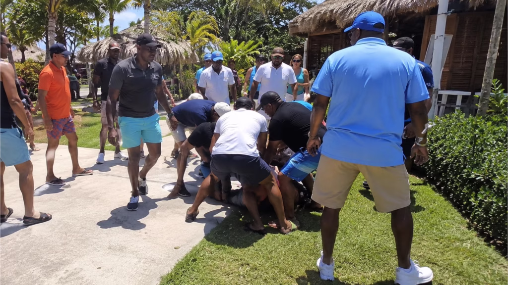 Grupo de visitantes se concentra durante una riña en Chula's Beach Club, en la zona turística de Cozume