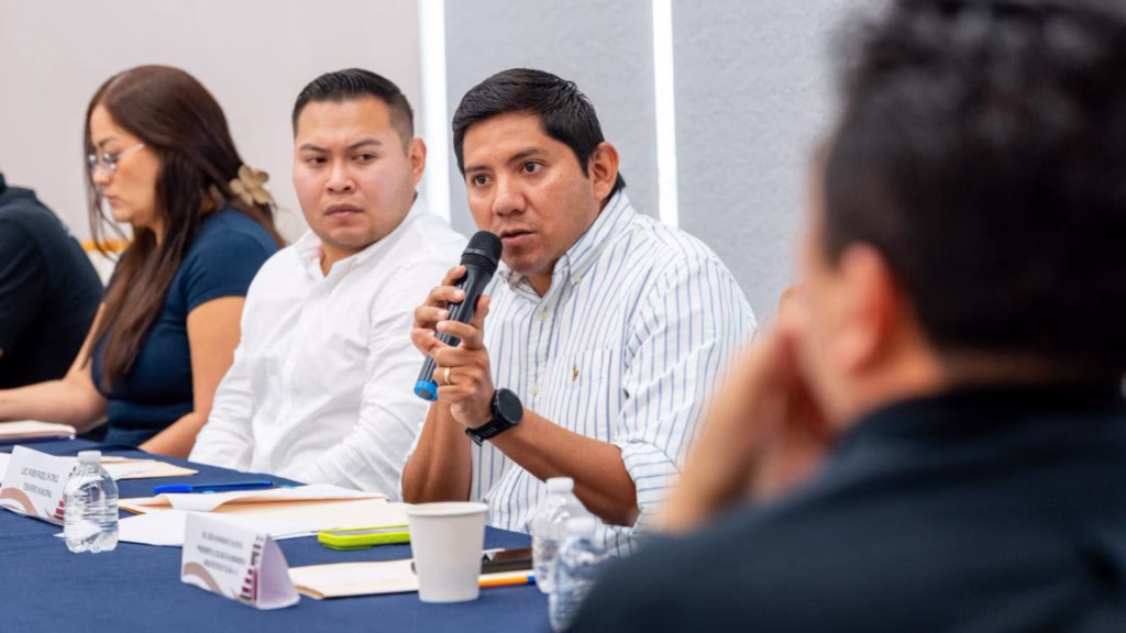 Rubén Raziel Ek Cruz interviene durante una reunión de trabajo de la administración municipal de Tulum.