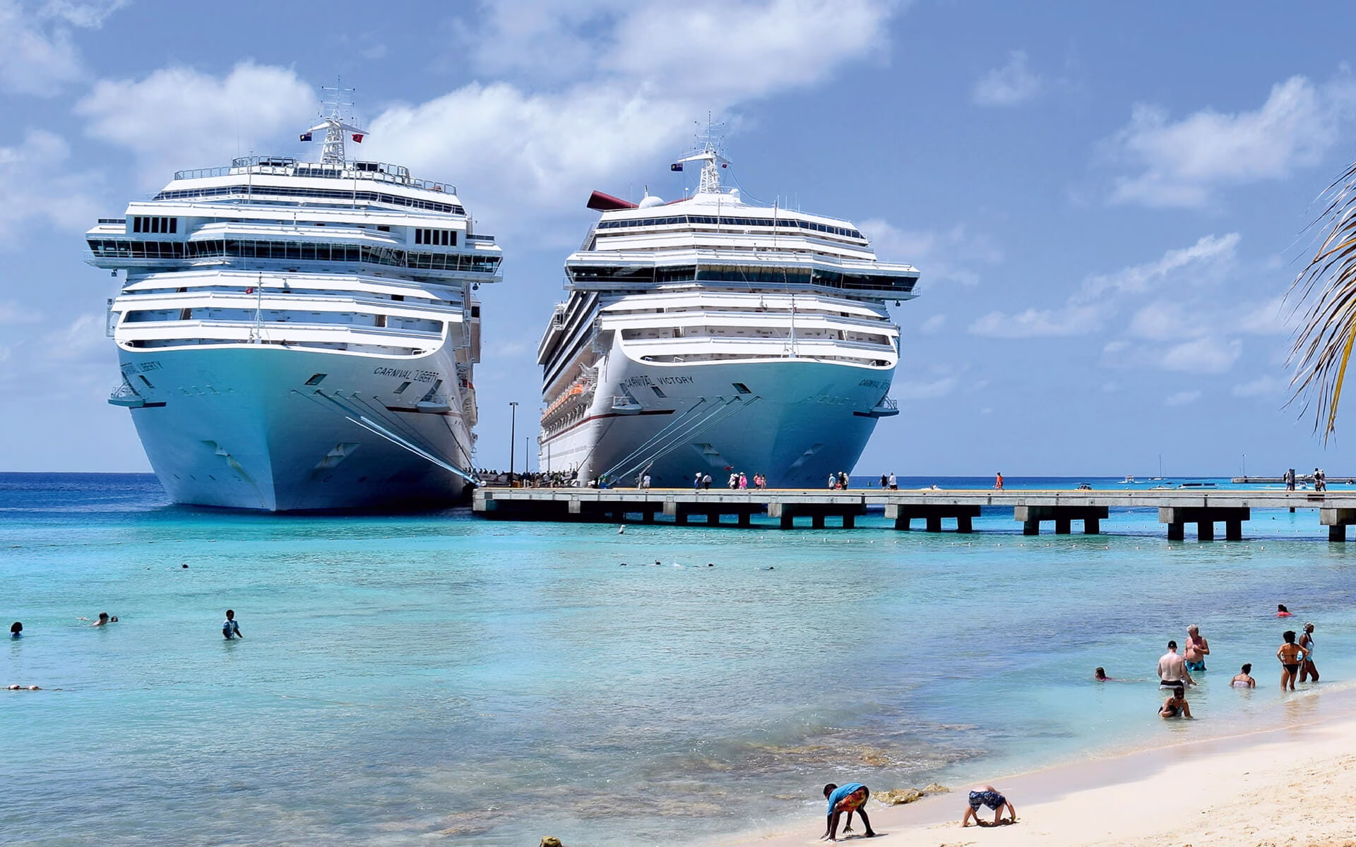 Cruceros atracados en el muelle de Mahahual, Quintana Roo.