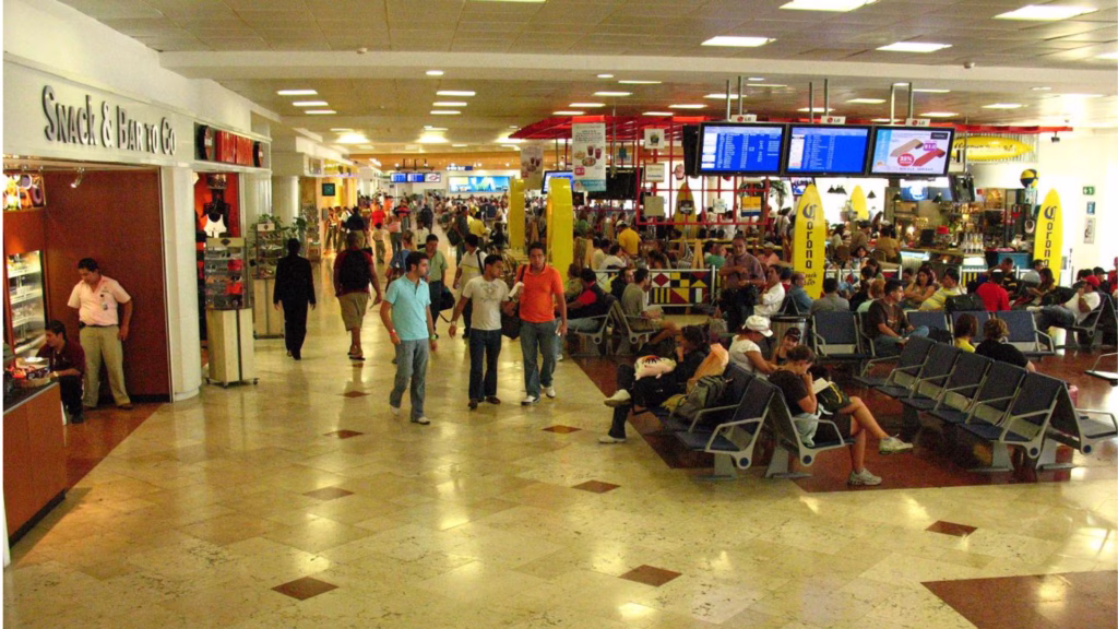 Pasajeros esperan el abordaje de sus vuelos en el Aeropuerto Internacional de Cancún.