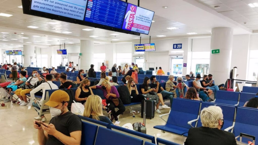 Sala de espera del Aeropuerto Internacional de Cancún durante la operación de vuelos en temporada alta.