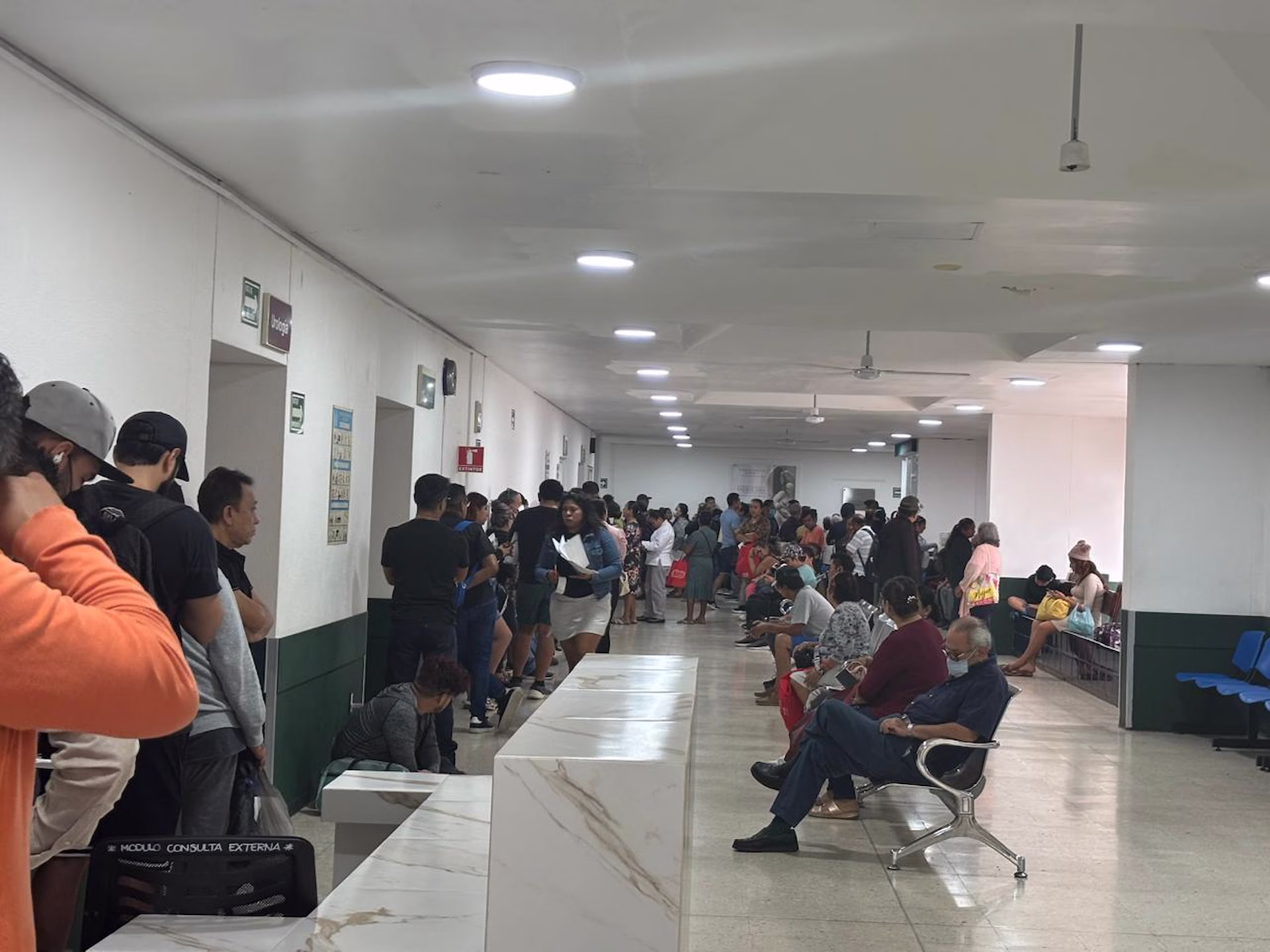 Pacientes esperan atención en una unidad hospitalaria de Quintana Roo ante la creciente demanda de servicios de salud.