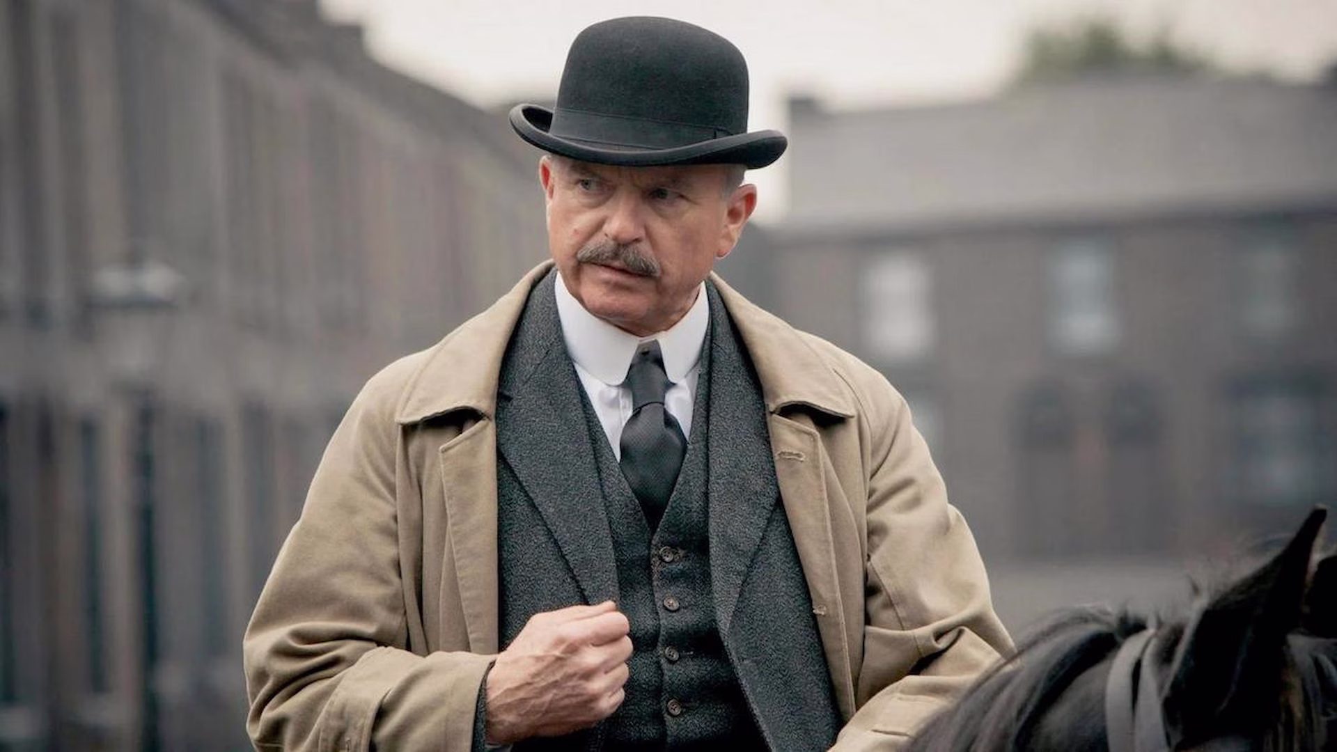 Sam Neill como Chester Campbell en Peaky Blinders, serie en la que apareció durante sus dos primeras temporadas, en 2013 y 2014.
