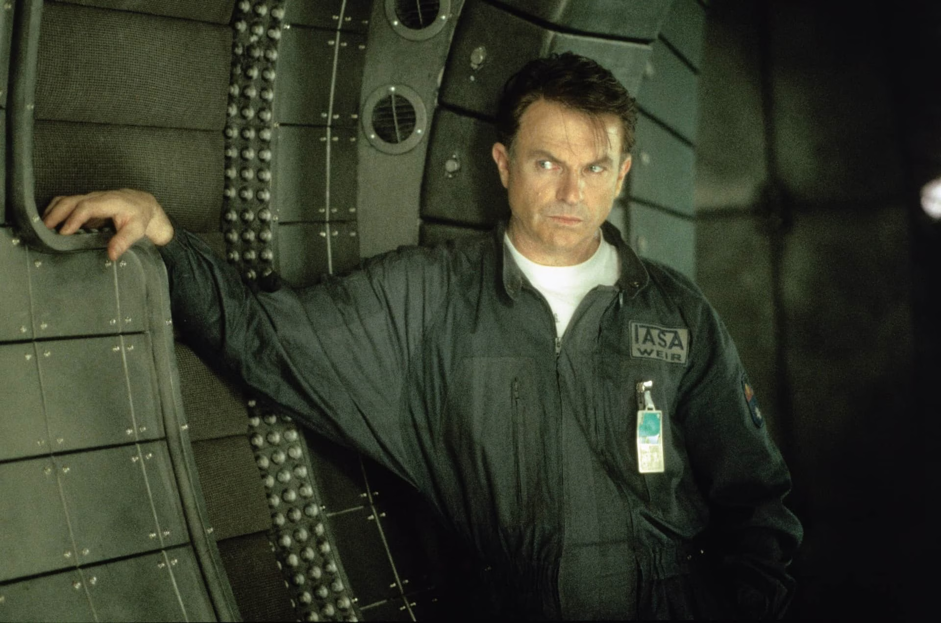 Sam Neill como el doctor William Weir en Horizonte final, película de ciencia ficción y terror estrenada en 1997.