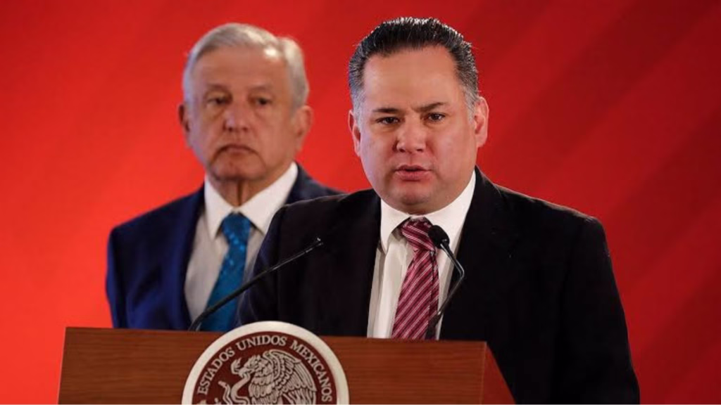 Santiago Nieto durante una conferencia cuando encabezaba la Unidad de Inteligencia Financiera, con el entonces presidente Andrés Manuel López Obrador al fondo.