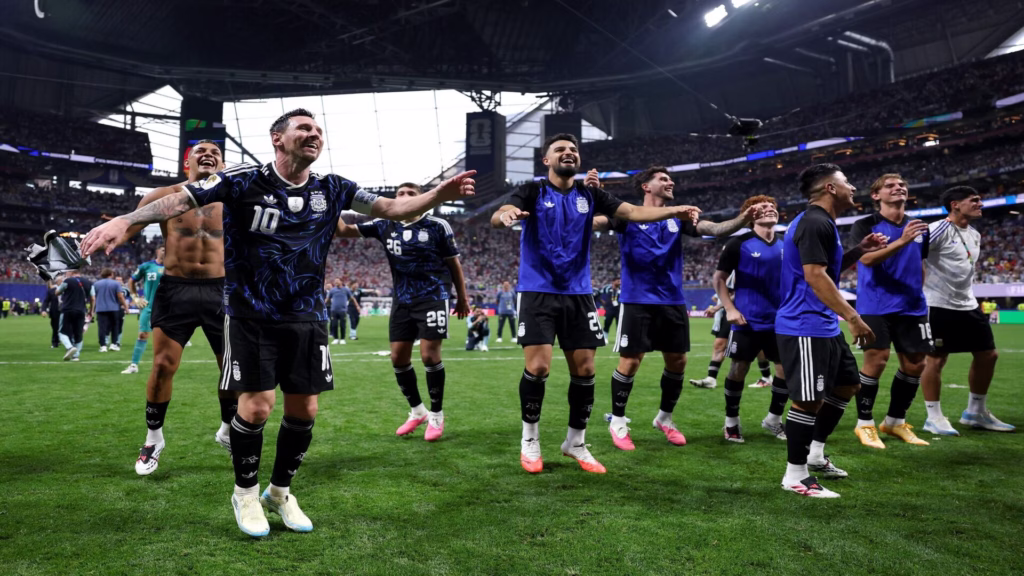 Jugadores de la selección de Argentina festejan su avance a la final del Mundial 2026.