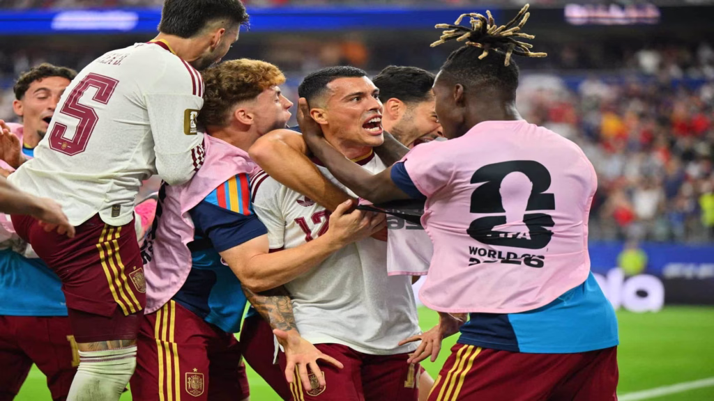 Jugadores de la selección de España se reúnen para celebrar durante la fase eliminatoria del Mundial 2026.