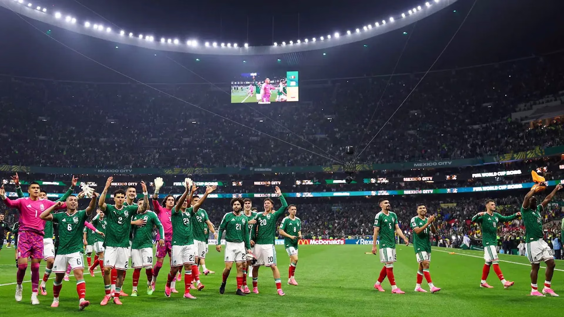 Jugadores de México celebran sobre la cancha en el Mundial 2026 en una imagen de ambiente del torneo