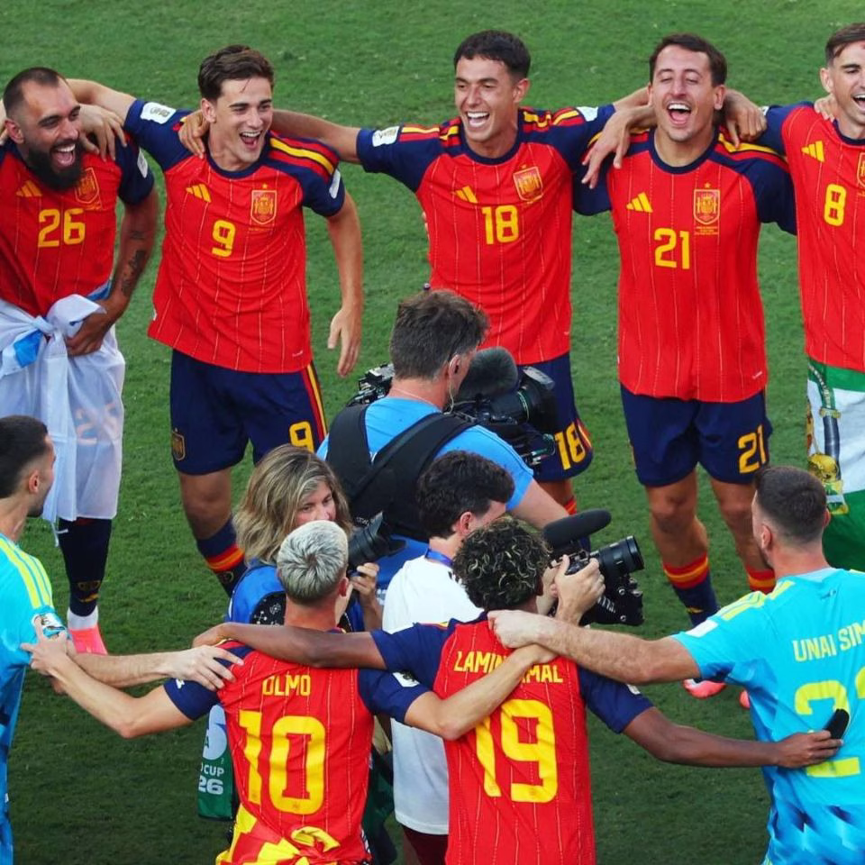 La selección española celebra el título obtenido ante Argentina en la final del Mundial 2026.