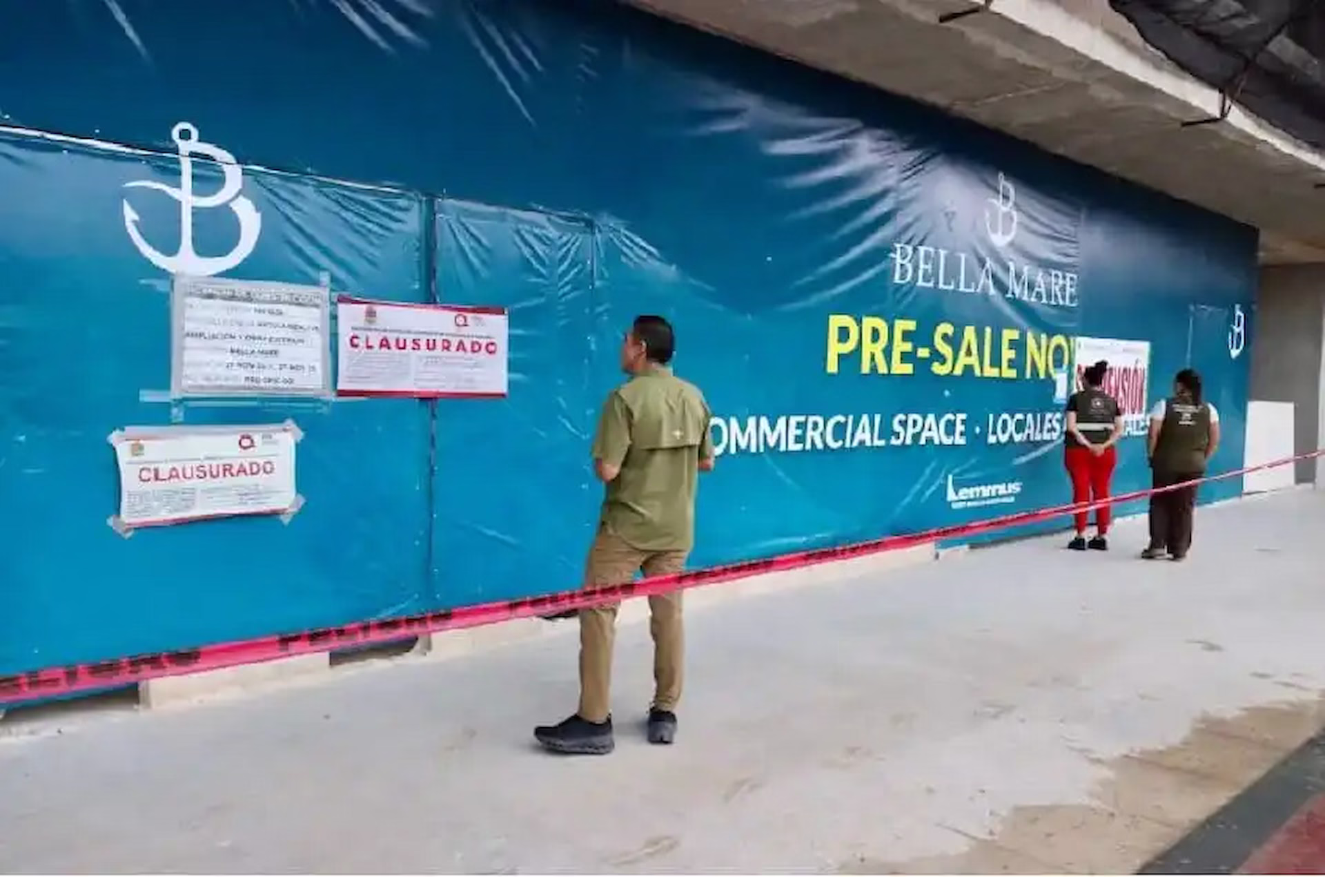 Sello de suspensión en obra de Bella Mare en Puerto Morelos.
