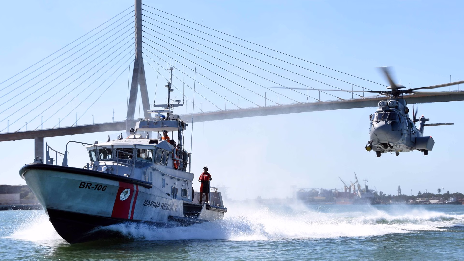 Personal de la Secretaría de Marina participa en un operativo de rescate marítimo en México.