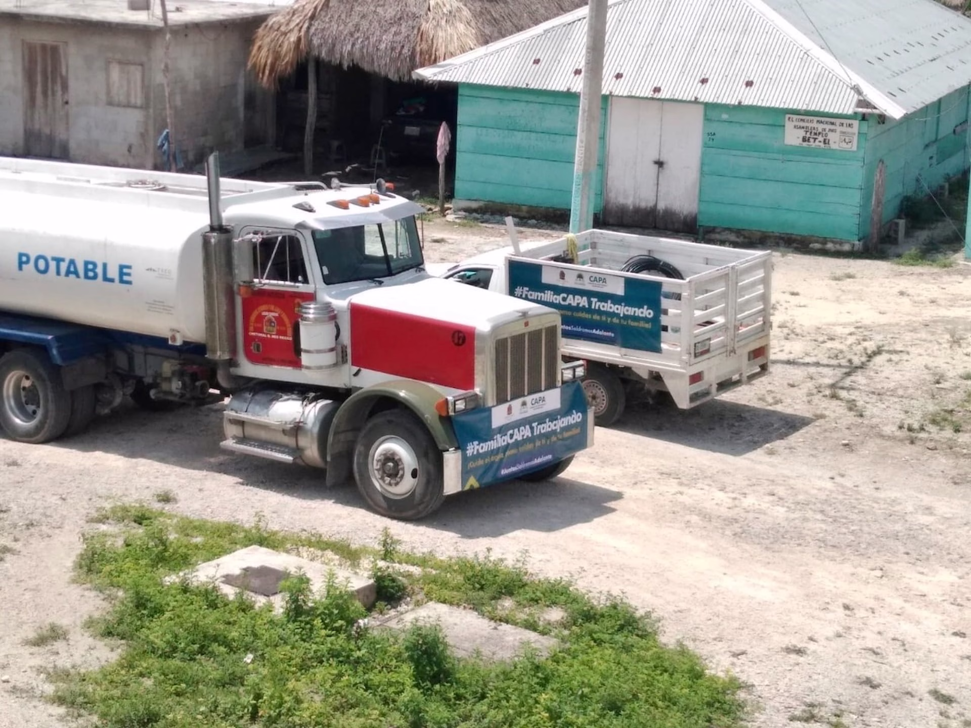 Unidad de CAPA durante trabajos relacionados con el servicio de agua en Quintana Roo
