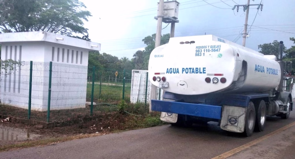 Pipa utilizada para el suministro de agua vinculada al servicio de agua en Quintana Roo.