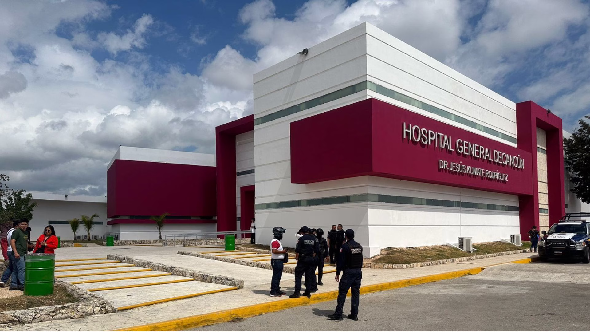 Fachada del Hospital General de Cancún, unidad que atiende a víctimas de ataques armados en Cancún.