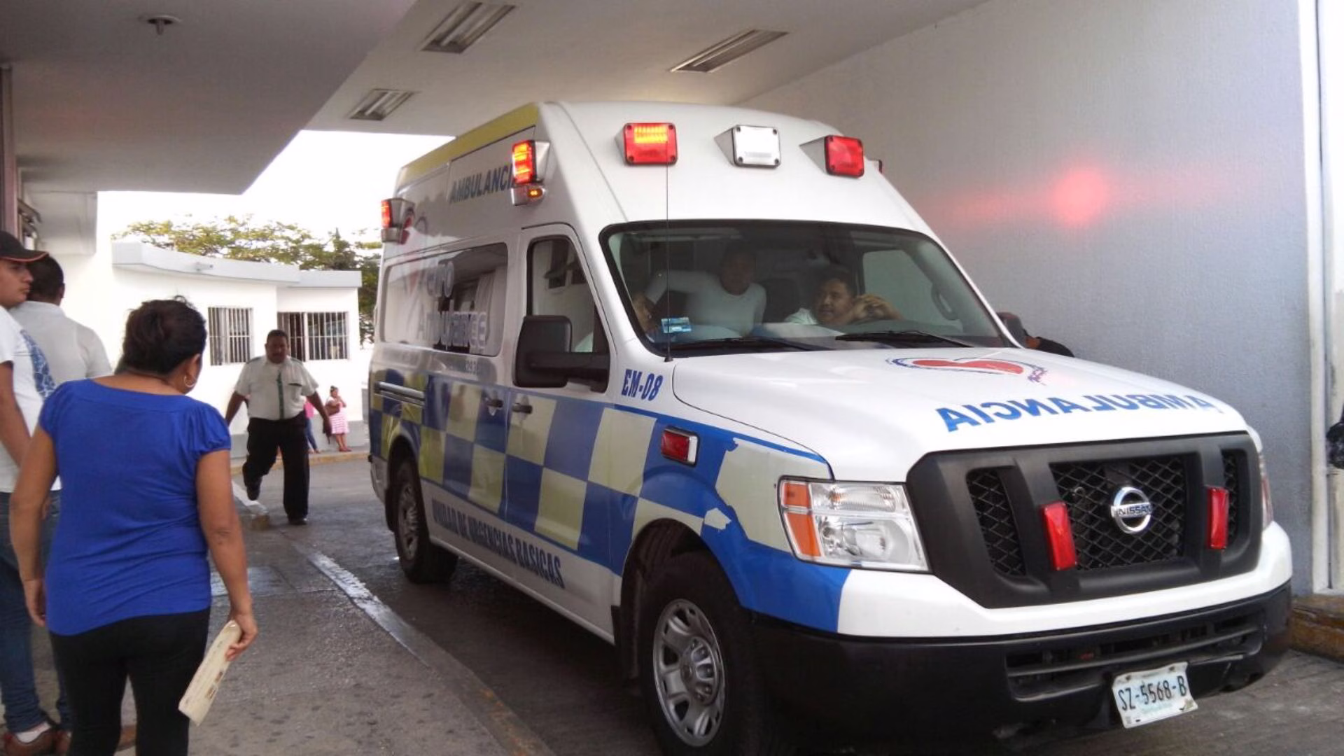 Ambulancia en el Hospital General de Cancún para brindar atención prehospitalaria y trasladar pacientes.