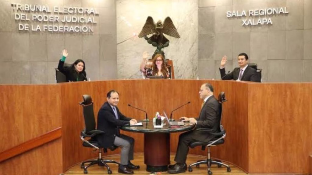 Magistraturas participan en una sesión pública de la Sala Regional Xalapa del Tribunal Electoral del Poder Judicial de la Federación.