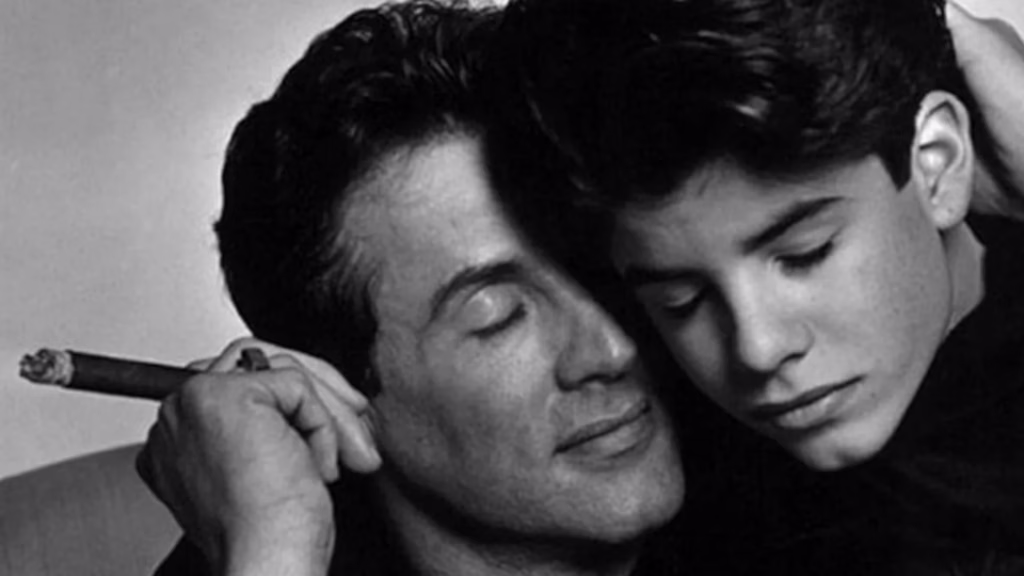 Sylvester Stallone y su hijo Sage Stallone aparecen juntos en una fotografía en blanco y negro.