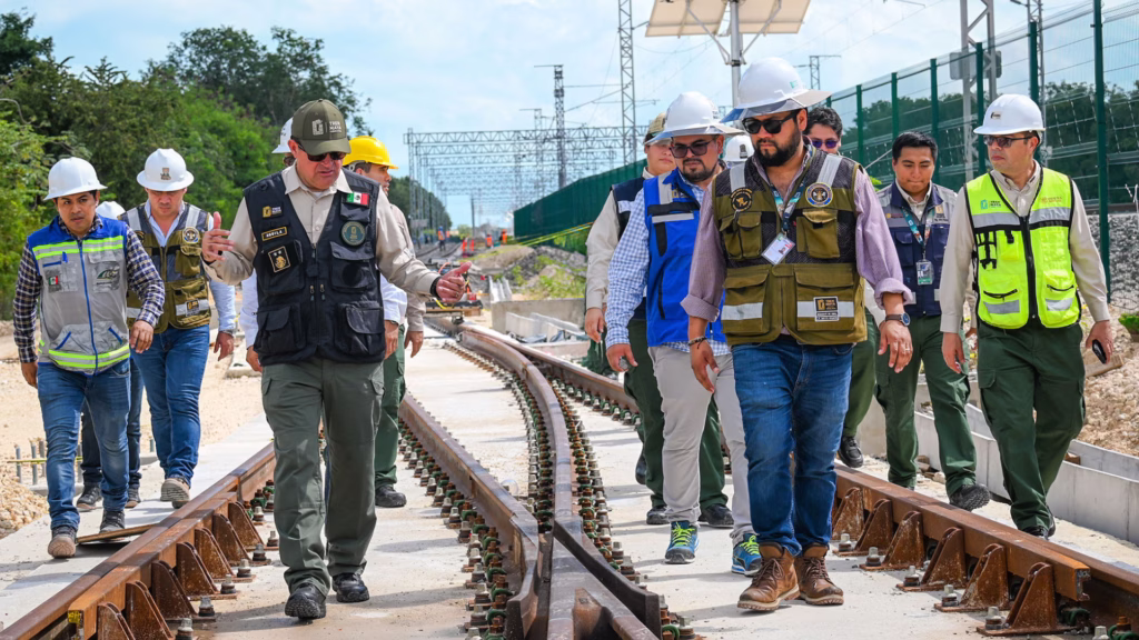 Personal técnico supervisa un cambio de vía durante la operación del Tren Maya.
