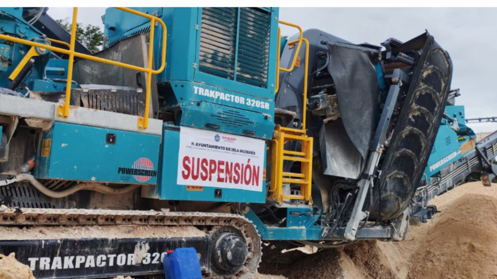 Maquinaria de banco de materiales con sello de suspensión del Ayuntamiento de Isla Mujeres.
