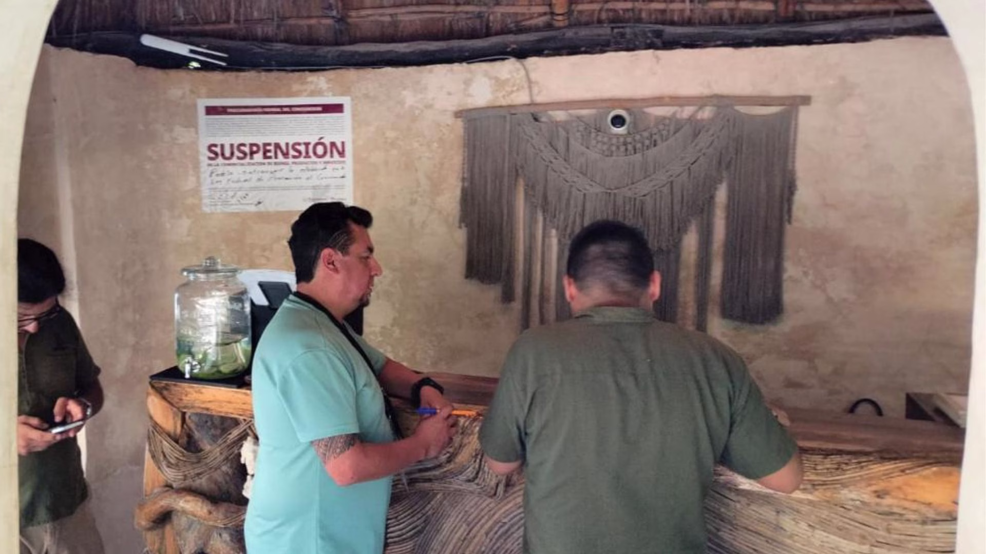 Personal realiza una verificación de Profeco en la recepción de un hotel de Tulum, Quintana Roo.