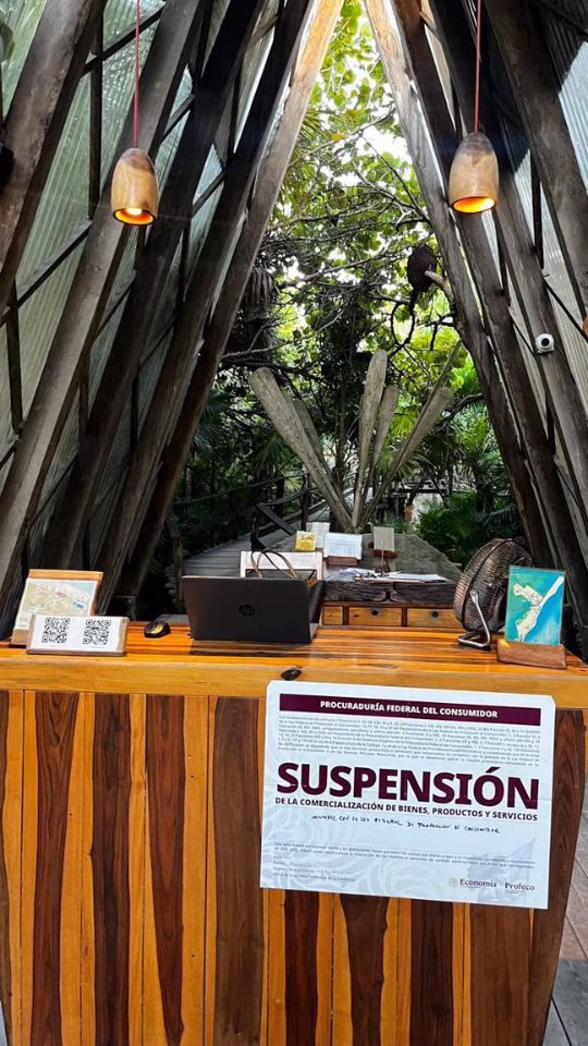 Sello de suspensión de Profeco colocado en el área de recepción de un hotel de Tulum, Quintana Roo.