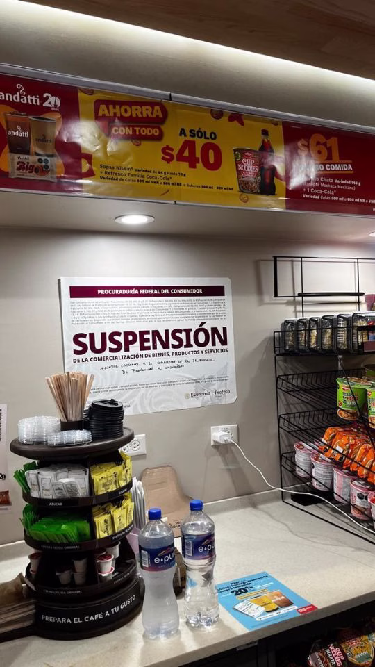 Sello de suspensión de Profeco colocado en un establecimiento comercial de Tulum, Quintana Roo.