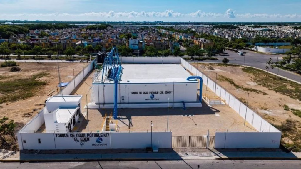 Tanque de almacenamiento de agua potable operado por Aguakan en Quintana Roo.