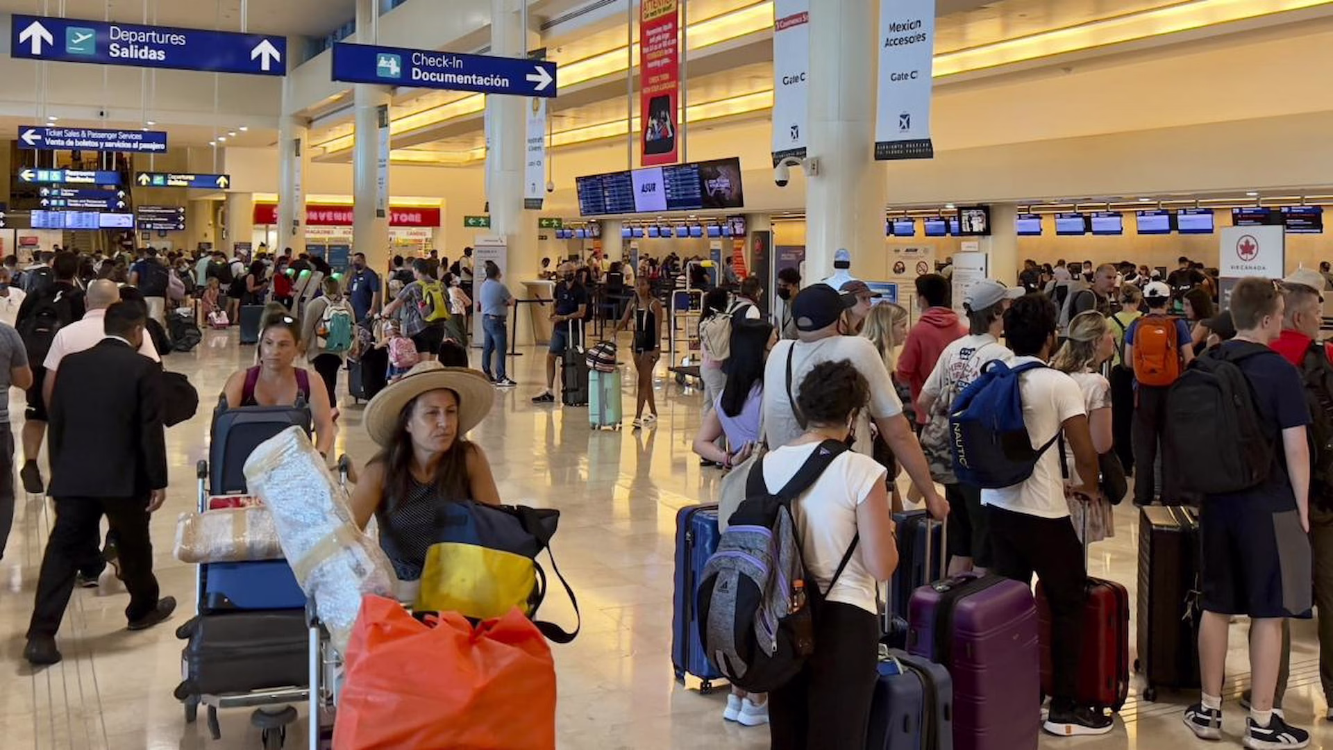 El Aeropuerto Internacional de Cancún incrementa su actividad con la llegada de miles de turistas durante la temporada de verano.