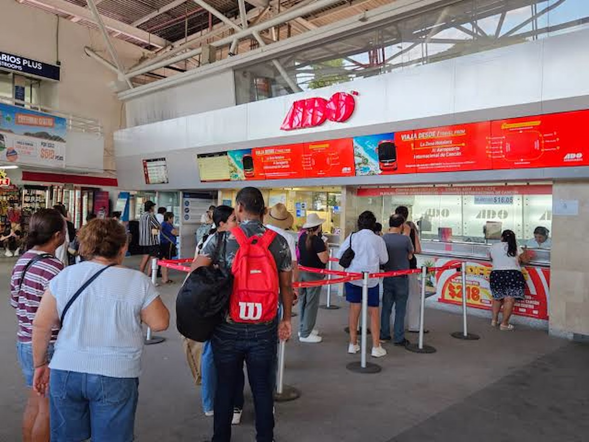 Terminal de autobuses utilizada por estudiantes de Quintana Roo que viajan a otras entidades para continuar sus estudios universitarios.