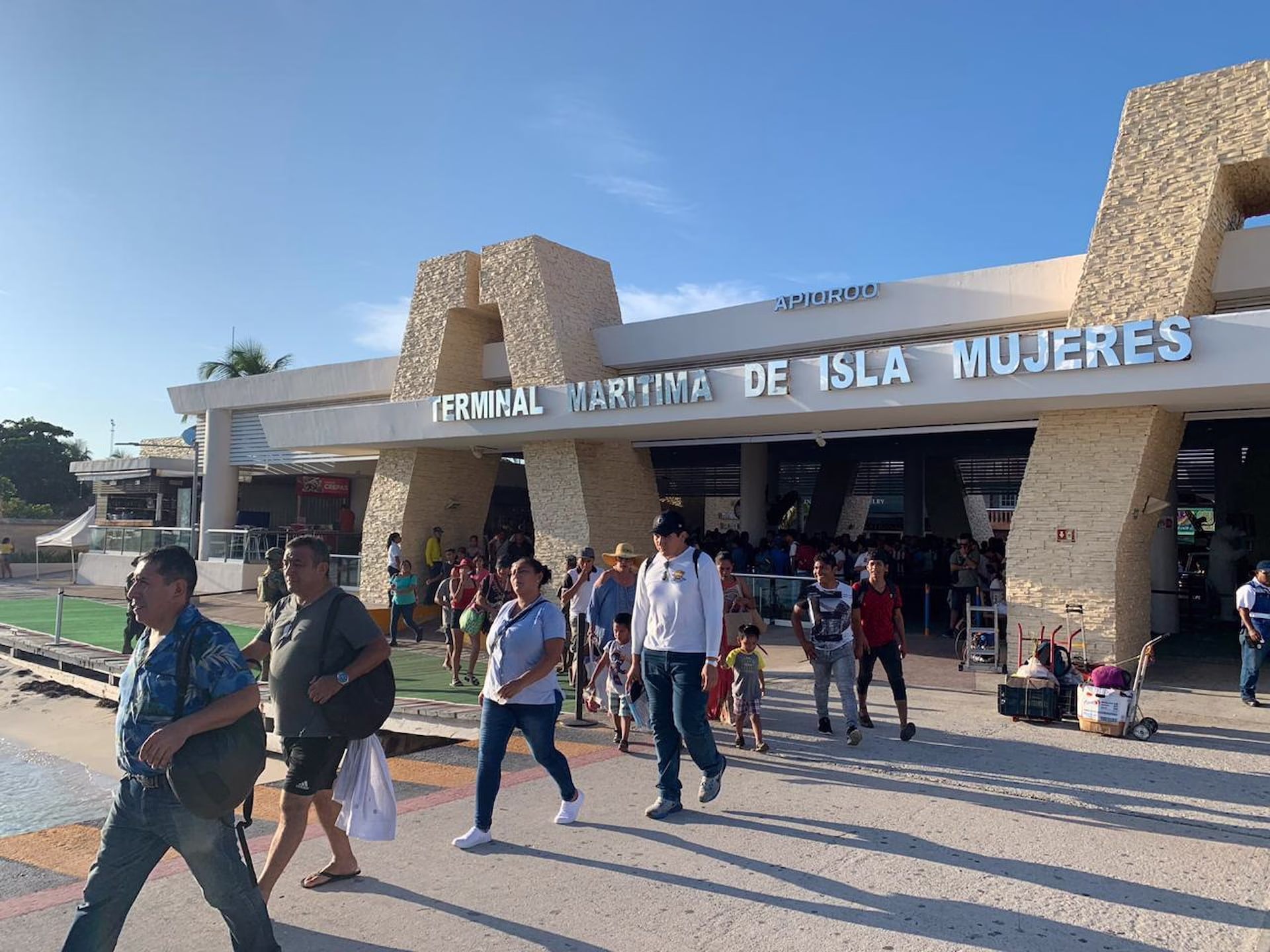 Terminal marítima de Isla Mujeres, punto de llegada y salida de pasajeros que utilizan el ferry a Isla Mujeres todos los días.
