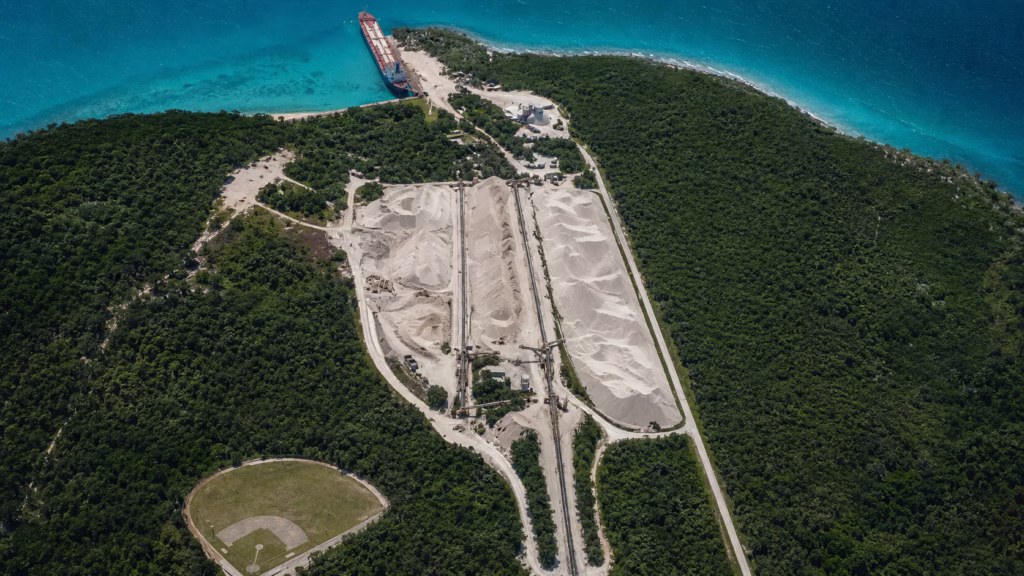 Panorámica aérea de la terminal de Punta Venado y sus patios operativos, vinculados con Vulcan Materials y Calica, junto a la costa del Caribe mexicano en Quintana Roo.
