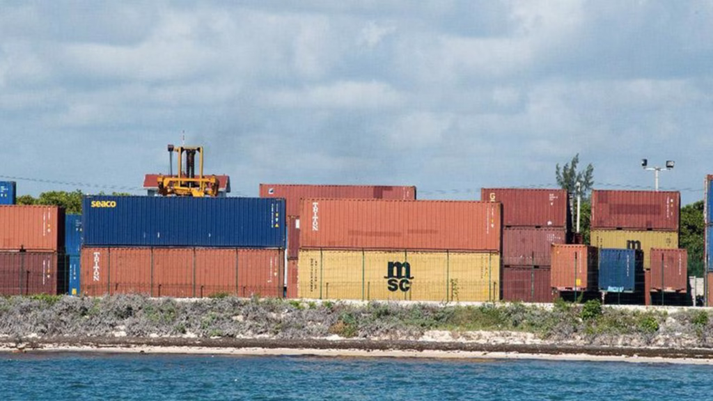 Centro de distribución y logística de carga que refleja la infraestructura necesaria para fortalecer las exportaciones y el comercio exterior de Quintana Roo.