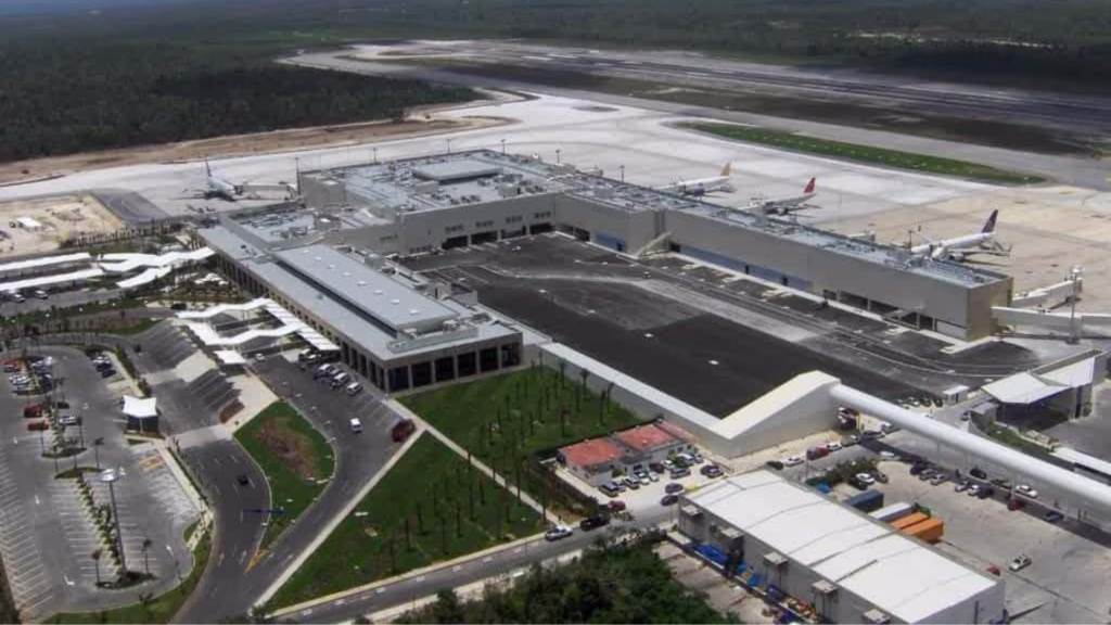 Terminal de carga del Aeropuerto Internacional de Cancún como infraestructura estratégica para el transporte de mercancías y la competitividad de Quintana Roo.