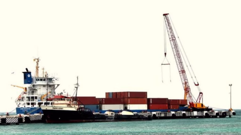 Contenedores y operaciones portuarias que forman parte de la infraestructura para el comercio exterior y el desarrollo logístico de Quintana Roo.